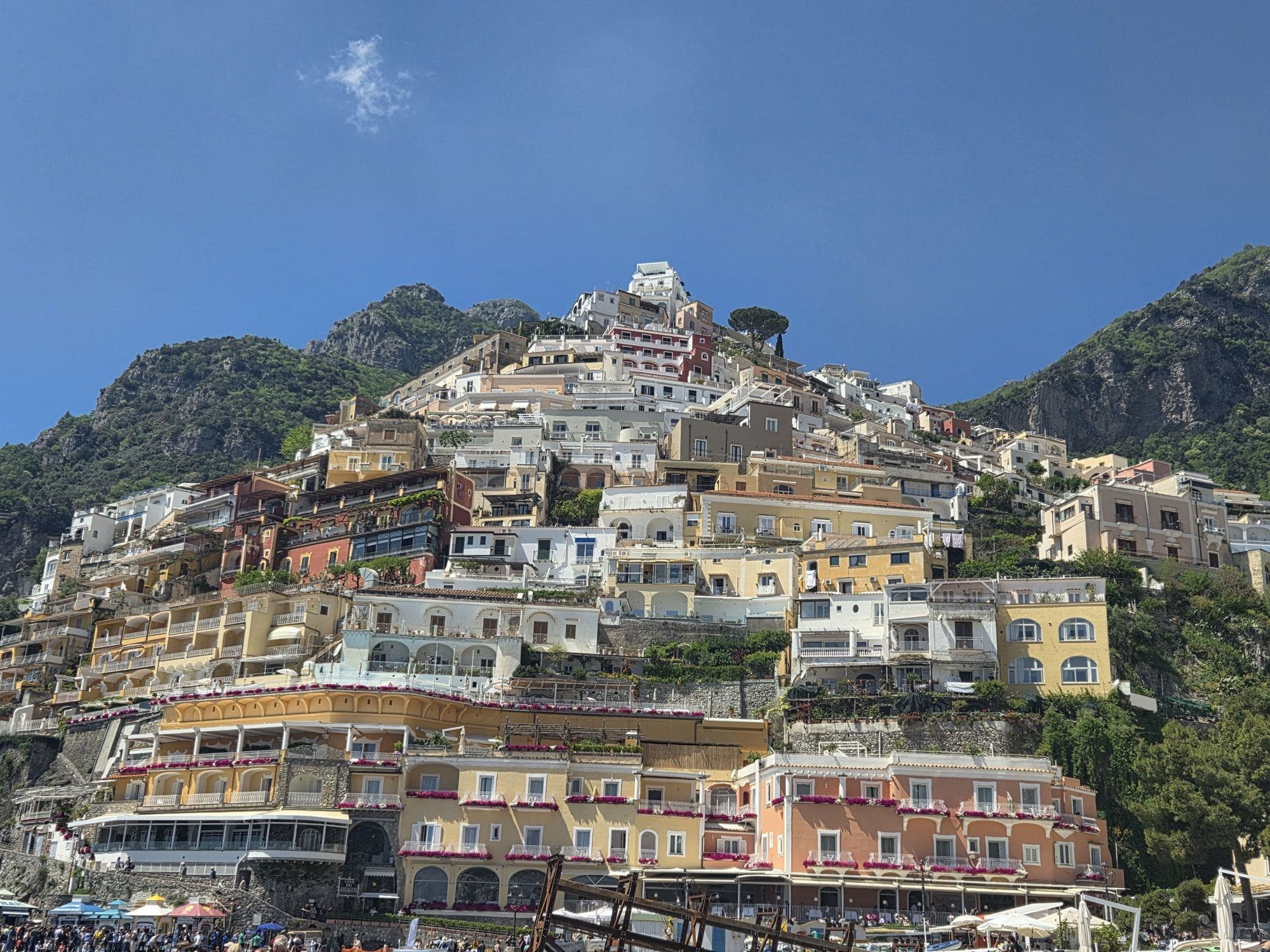 Kadr z Positano — pastelowe fasady wspinające się po zboczu klifu
