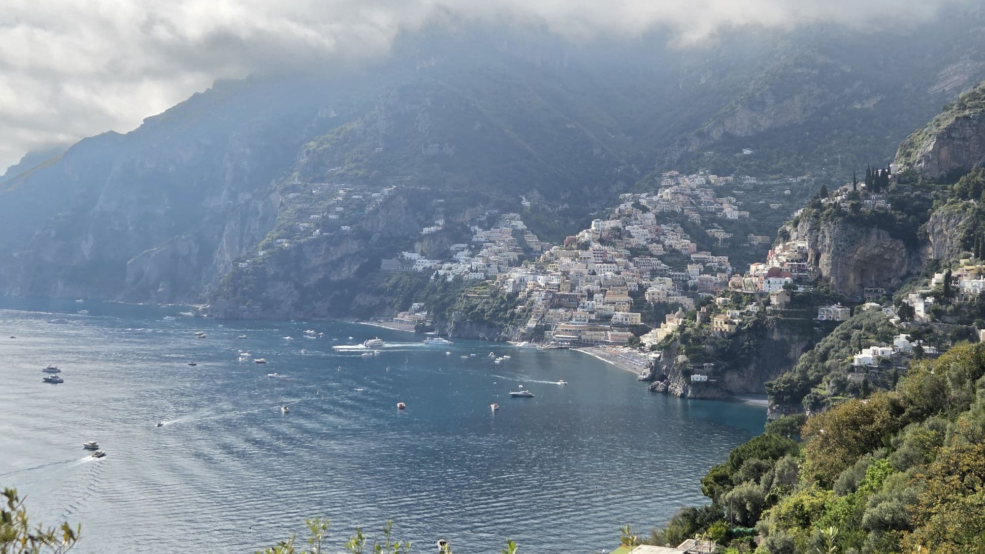Kadr z Positano spowitego poranną mgłą nad zatoką