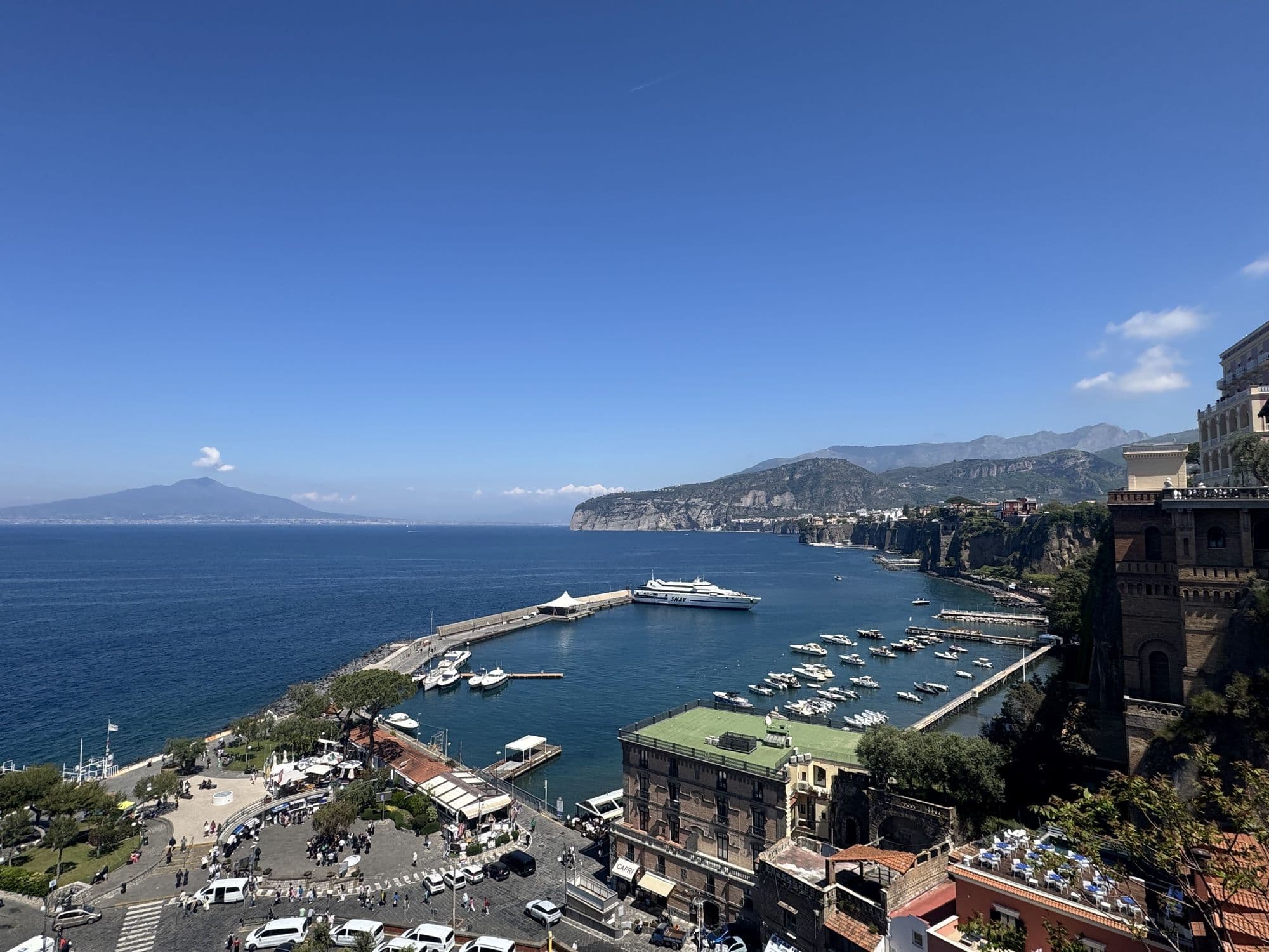Kadr z Sorrento — port jachtowy z widokiem na Wezuwiusz w oddali