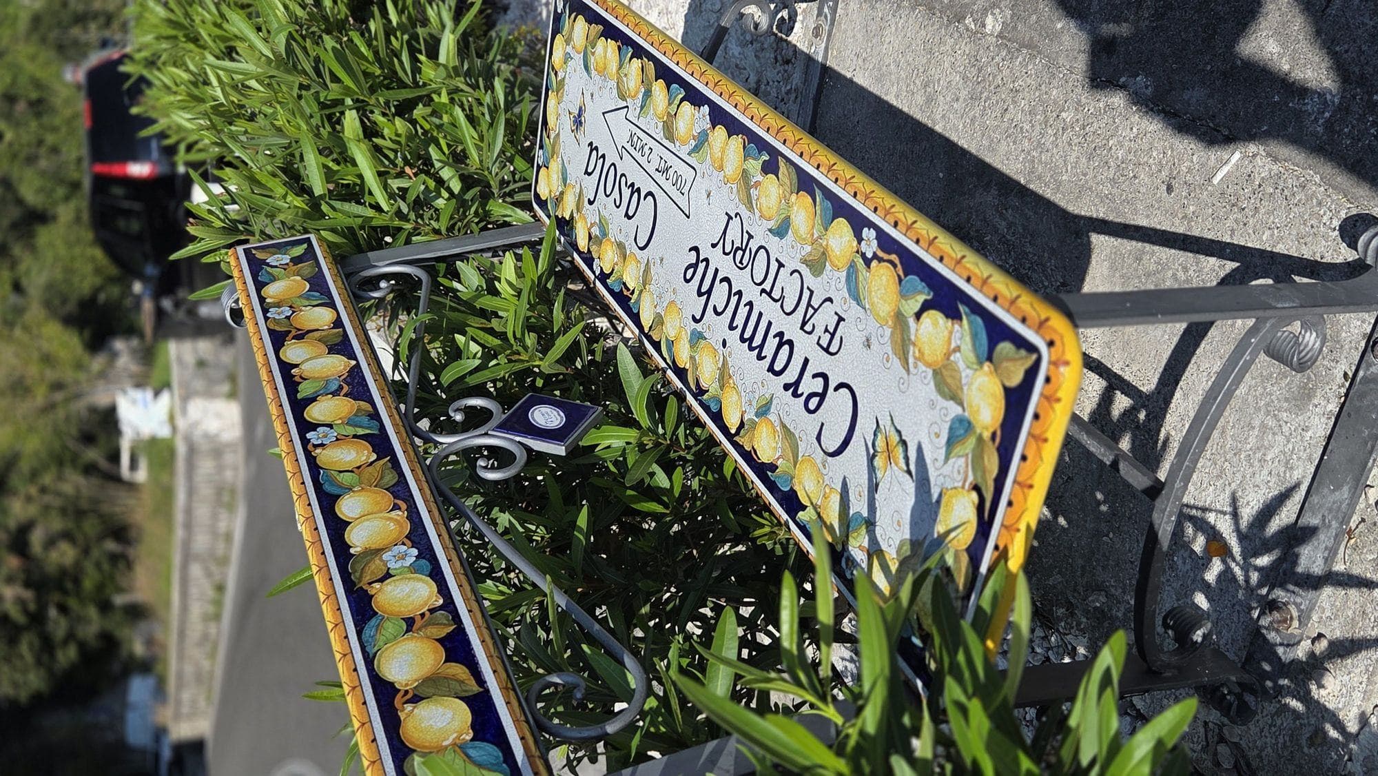 Kadr ze znaku Ceramiche w Casoli — kierunkowskaz zdobiony motywem cytryn